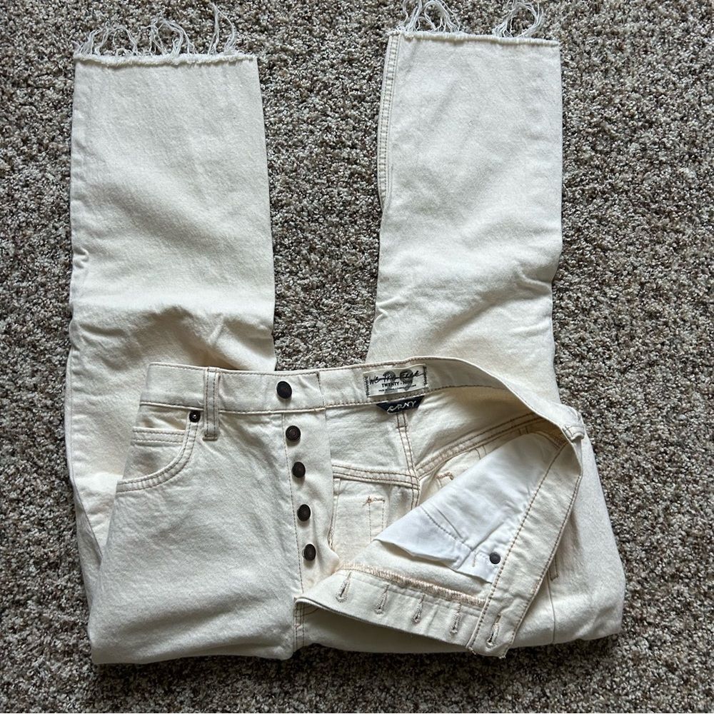 We The Free Women’s Cream Curvy Ankle Cropped Distressed Button Up Jeans Size 29